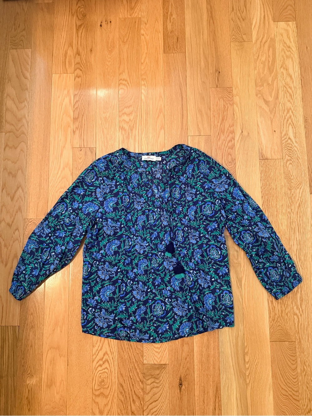 💕EUC Vineyard Vines Blue and Green Floral Tassel Peasant Blouse